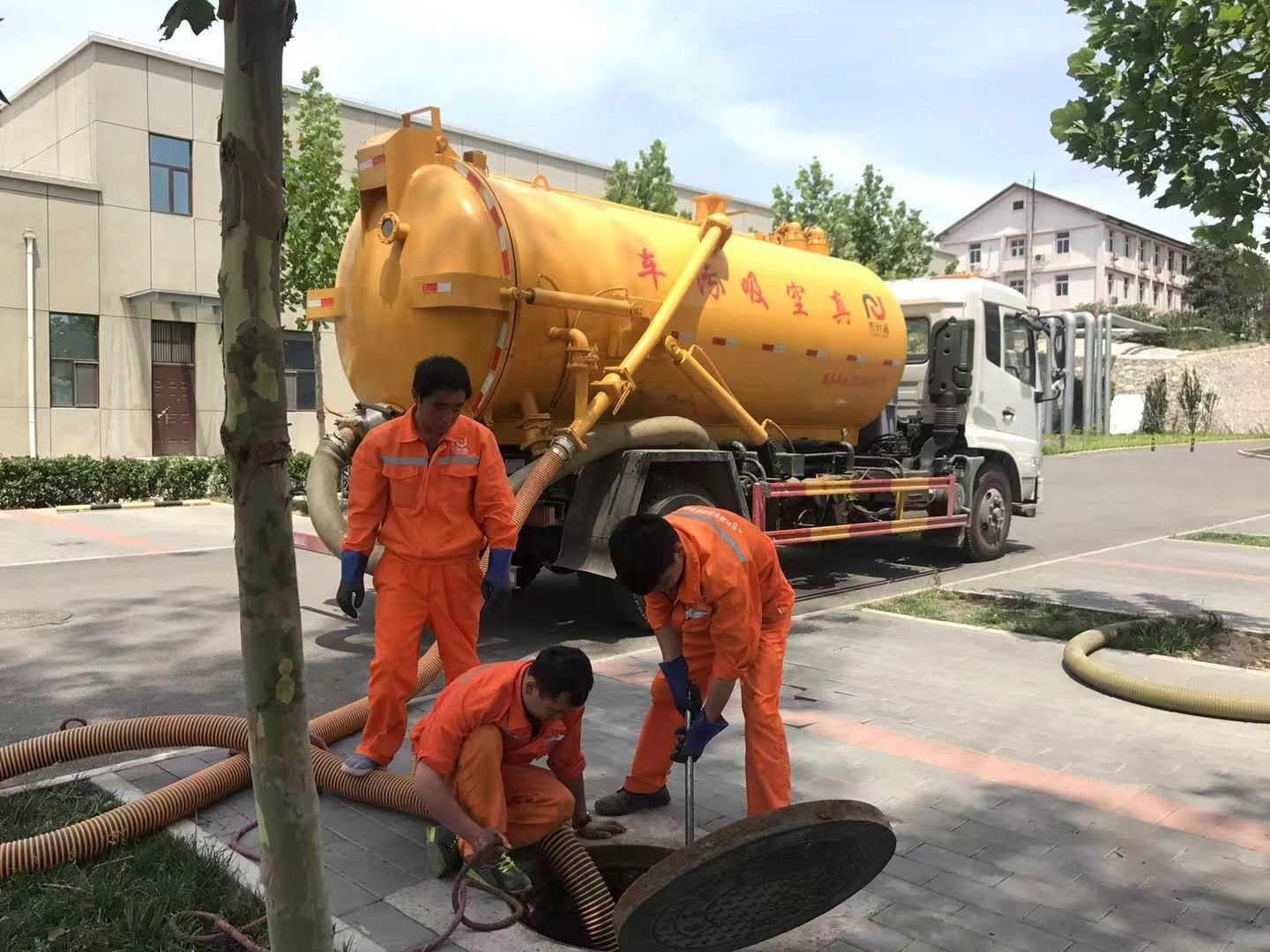 海阳管道疏通车停在窨井附近