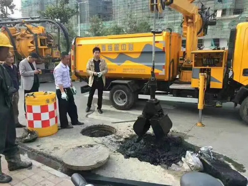 海阳街道：网格员化身“清道夫”，为民解忧疏通“堵心”化粪池