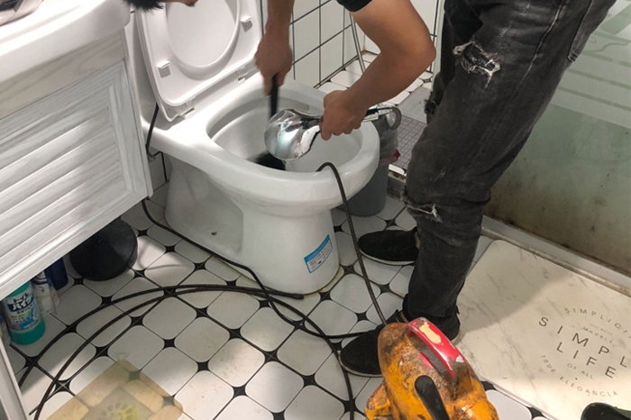 海阳马桶堵塞自己疏通还是找师傅？专业上门服务让你省时更省心