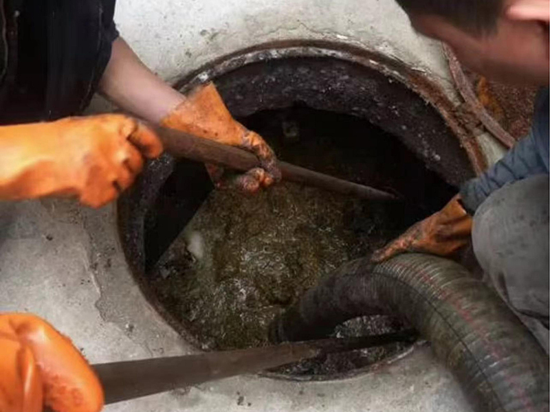 海阳清理化粪池时如何避免沼气的危害？